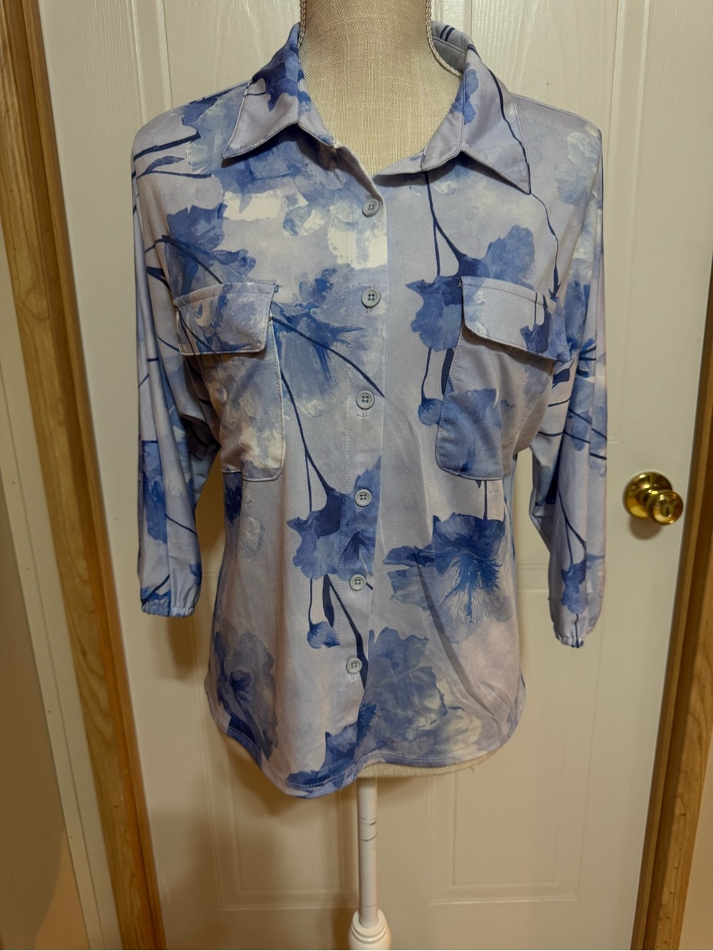 Ava & Grace Sz M Blue Floral Button-Up Women’s Blouse NWT😊😊